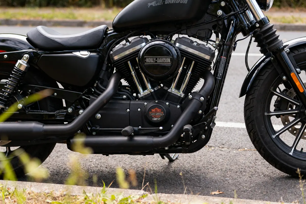 Moteur puissant et cadre noir de la moto Harley-Davidson Forty-Eight sur la route