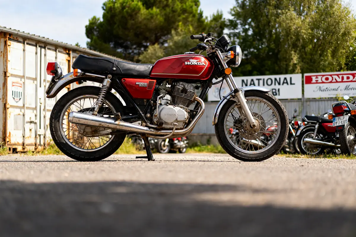 Moto Honda vintage garée devant le garage Honda National Motos en plein air
