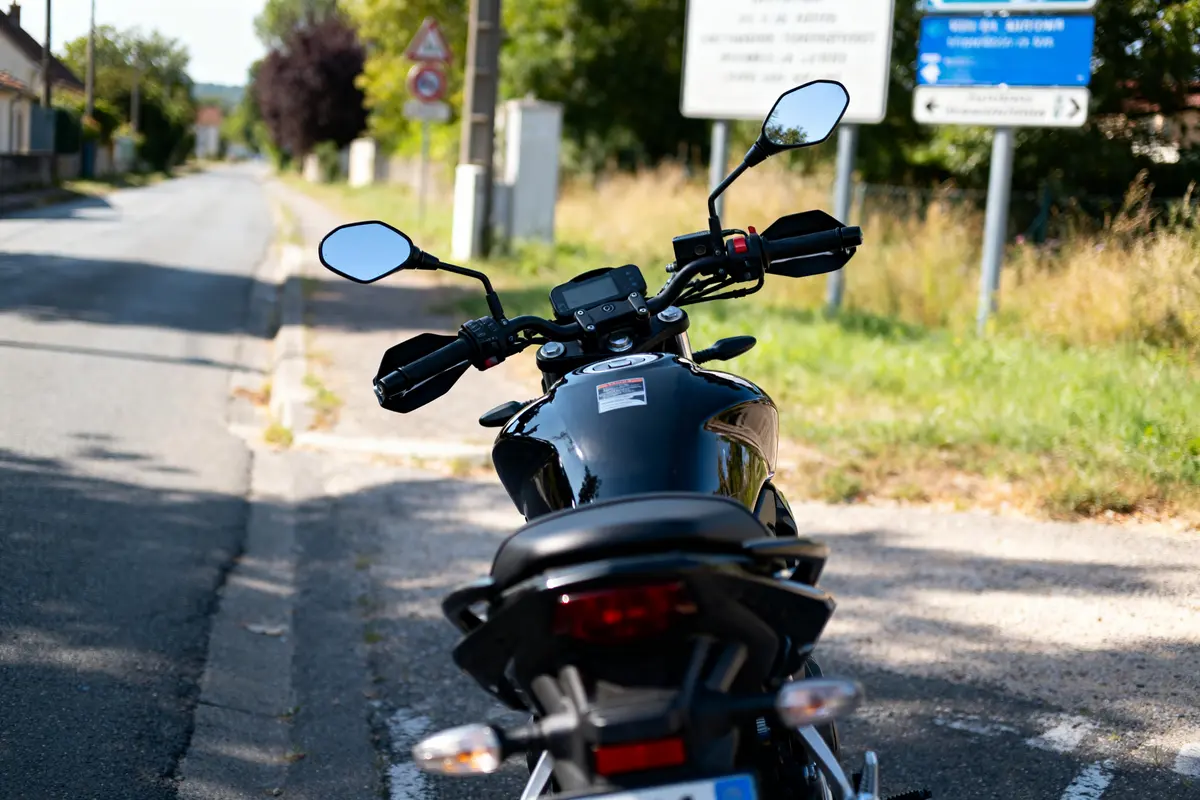Vue arrière de la KTM 1290 Super Adventure garée sur une route ensoleillée