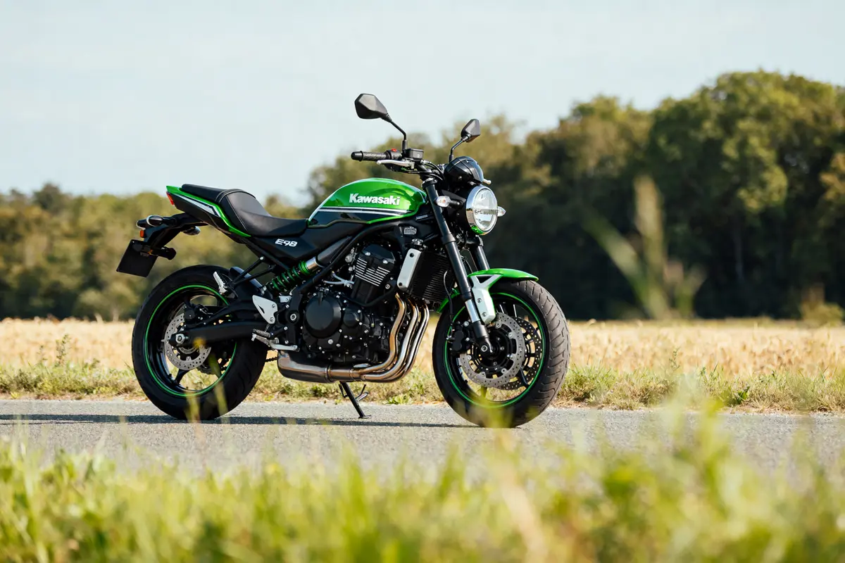 Moto Kawasaki ER-5 verte sur route de campagne entourée de verdure