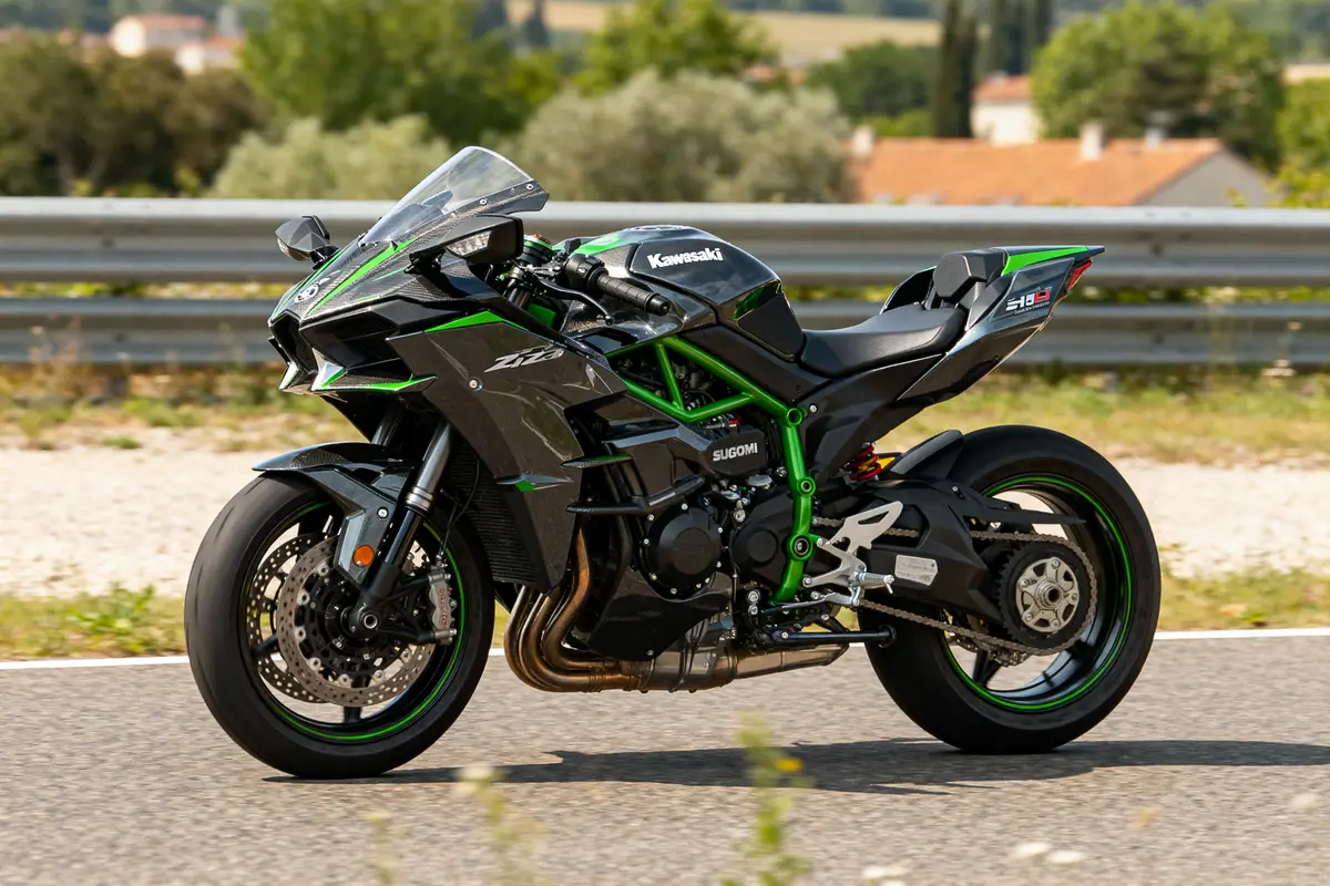 Moto Kawasaki Z H2 verte et noire sur circuit en plein jour