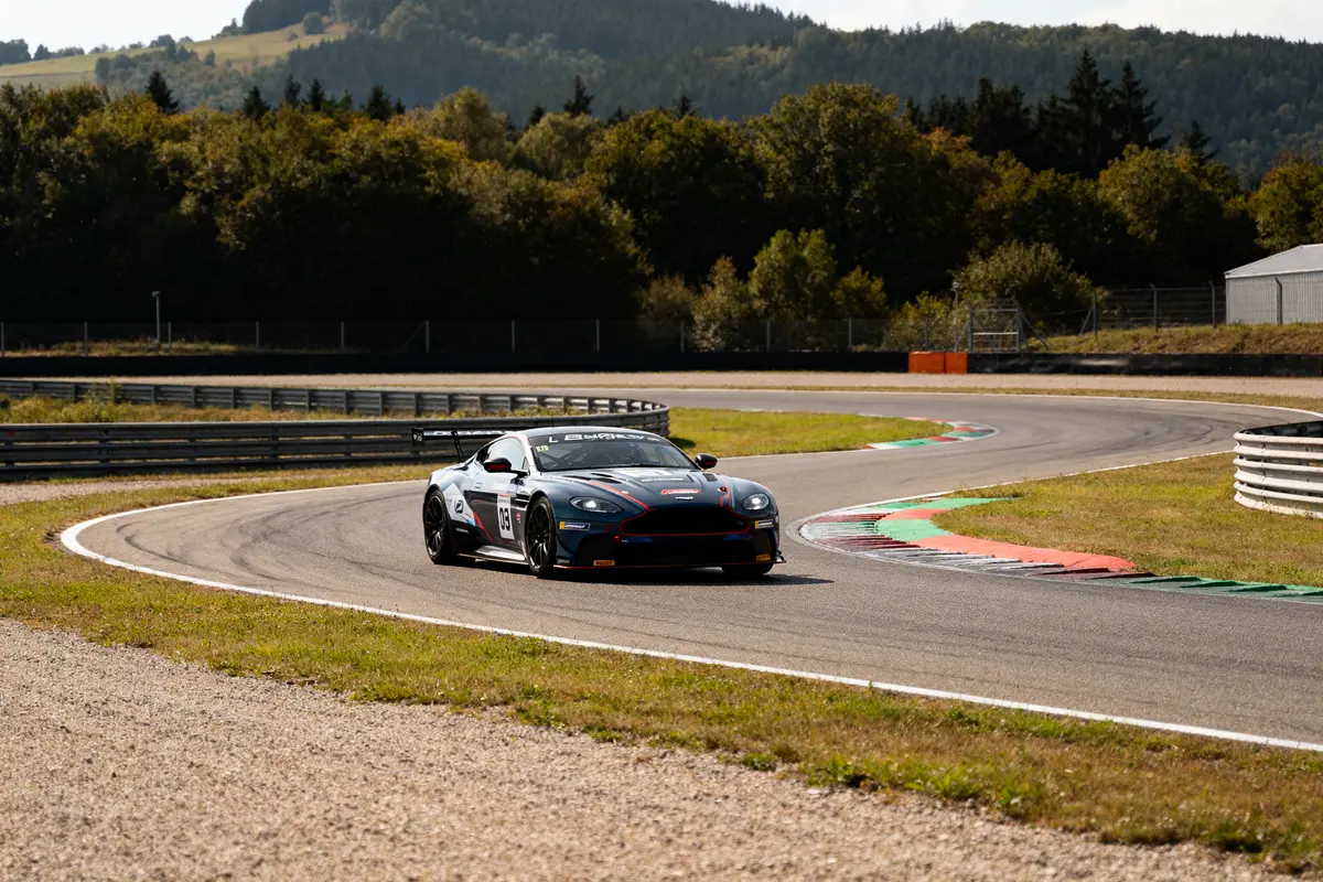 Voiture de course sur circuit le Bugey - Motorsport Academy pendant une journée ensoleillée