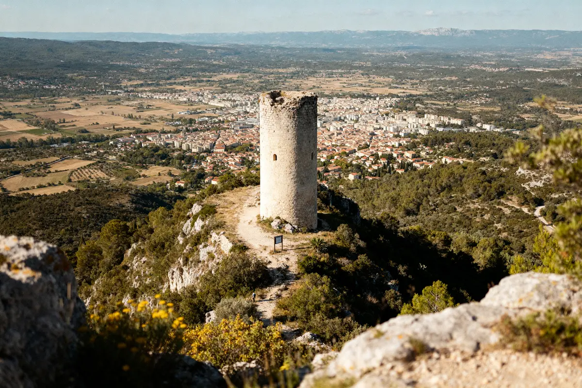 Vue de la tour du mont d'or surplombant paysage et ville environnante sans pluie