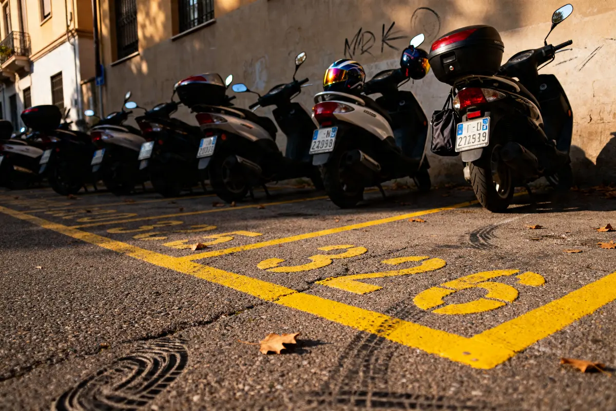 Parking a scooter : règles, astuces et stationnement sécurisé