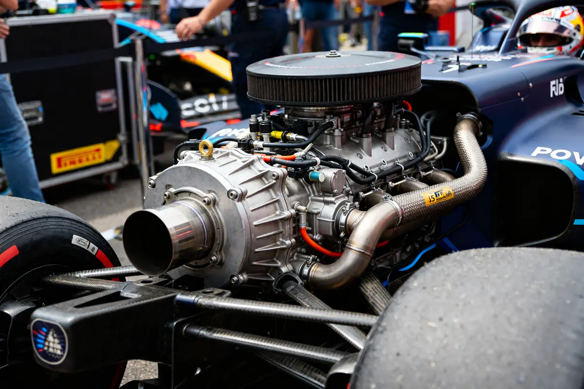 Moteur de voiture F1 en exposition illustrant le prix du formule 1 pour la performance