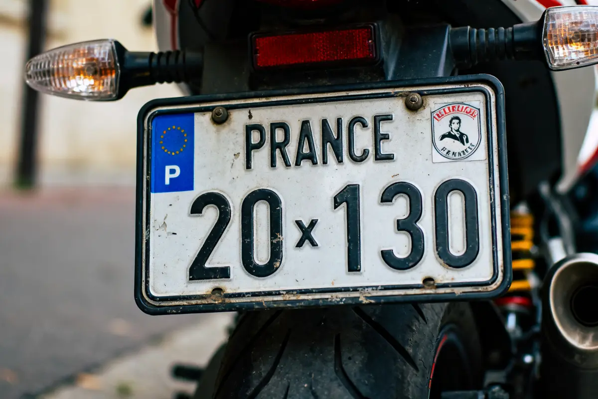 Dimension plaque moto : taille, homologation et conseils essentiels