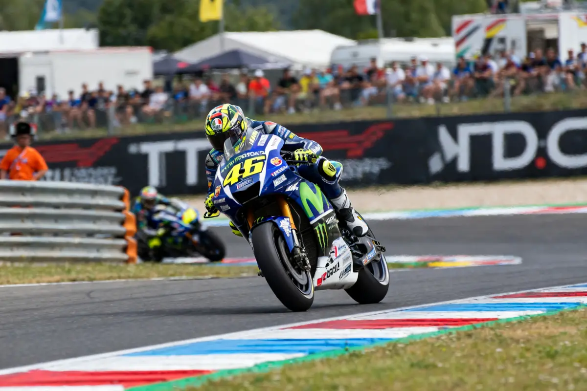 Pilote MotoGP en action lors d'une course intense horraire moto gp