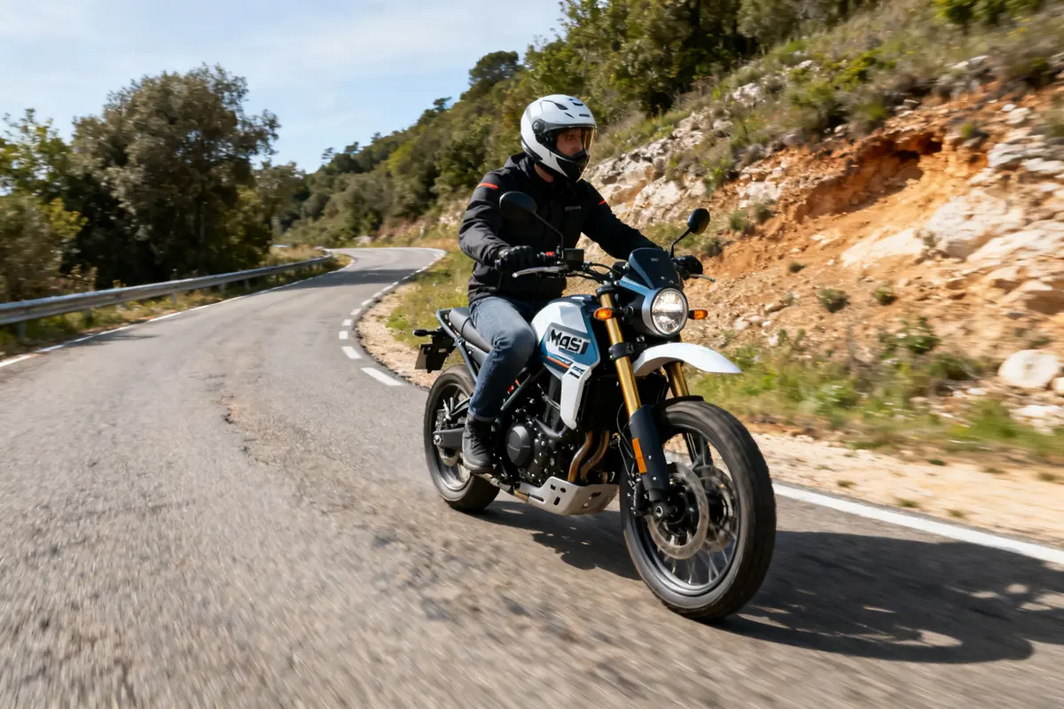 Motard sur route sinueuse en pleine nature lors d'une mt ride