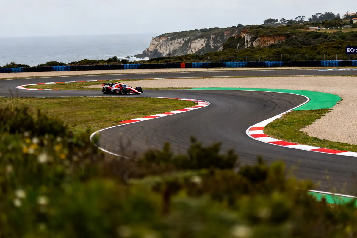 Voiture de course sur le circuit Portugal Estoril, près des falaises et de l'océan