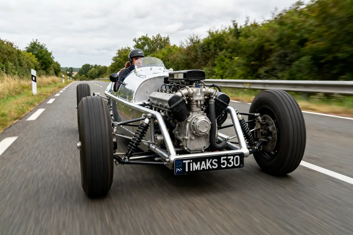 Voiture de course vintage Timaks 530 roulant rapidement sur une route de campagne