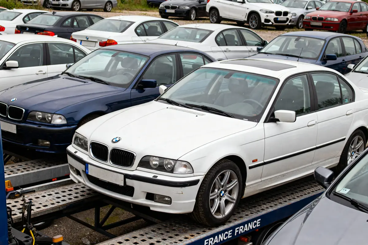 Voitures BMW en exposition chez La Centrale sur un parc automobile français
