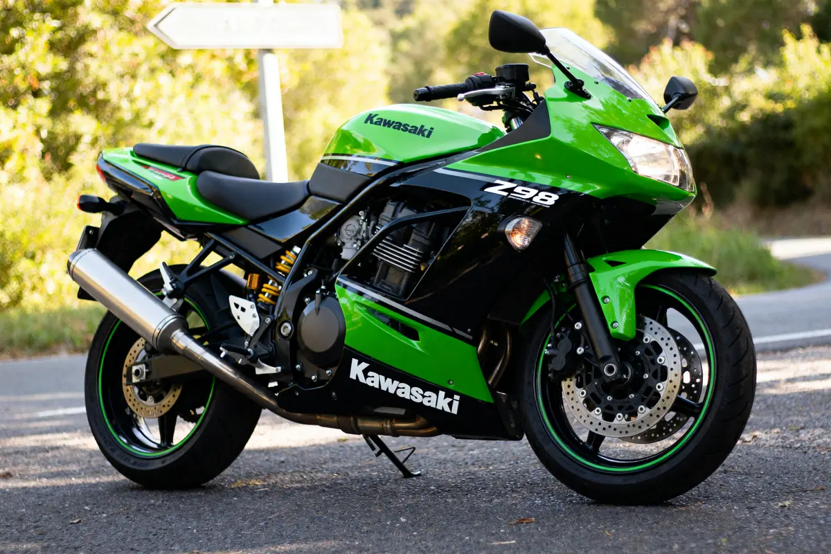 Moto verte Kawasaki ZR-7 sur route en journée, conçue pour performance et vitesse maximale