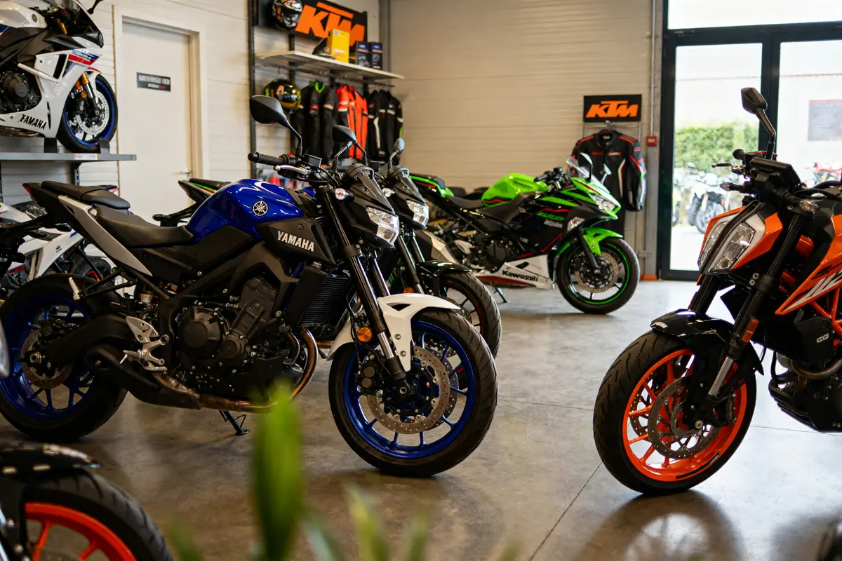 Salle d'exposition de motos à Moto And Co à Beauvais avec divers modèles exposés