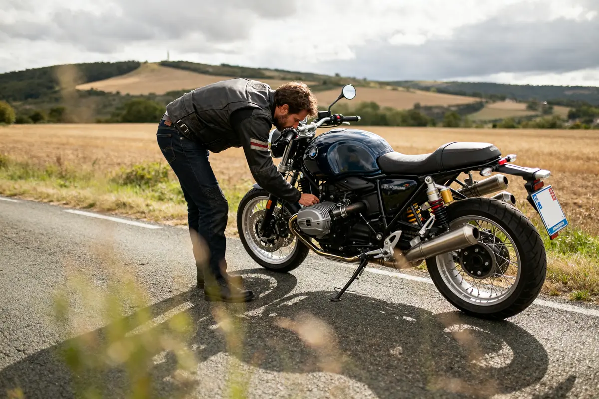 Le nez dans le moteur : Road trips, récits motards & aventures