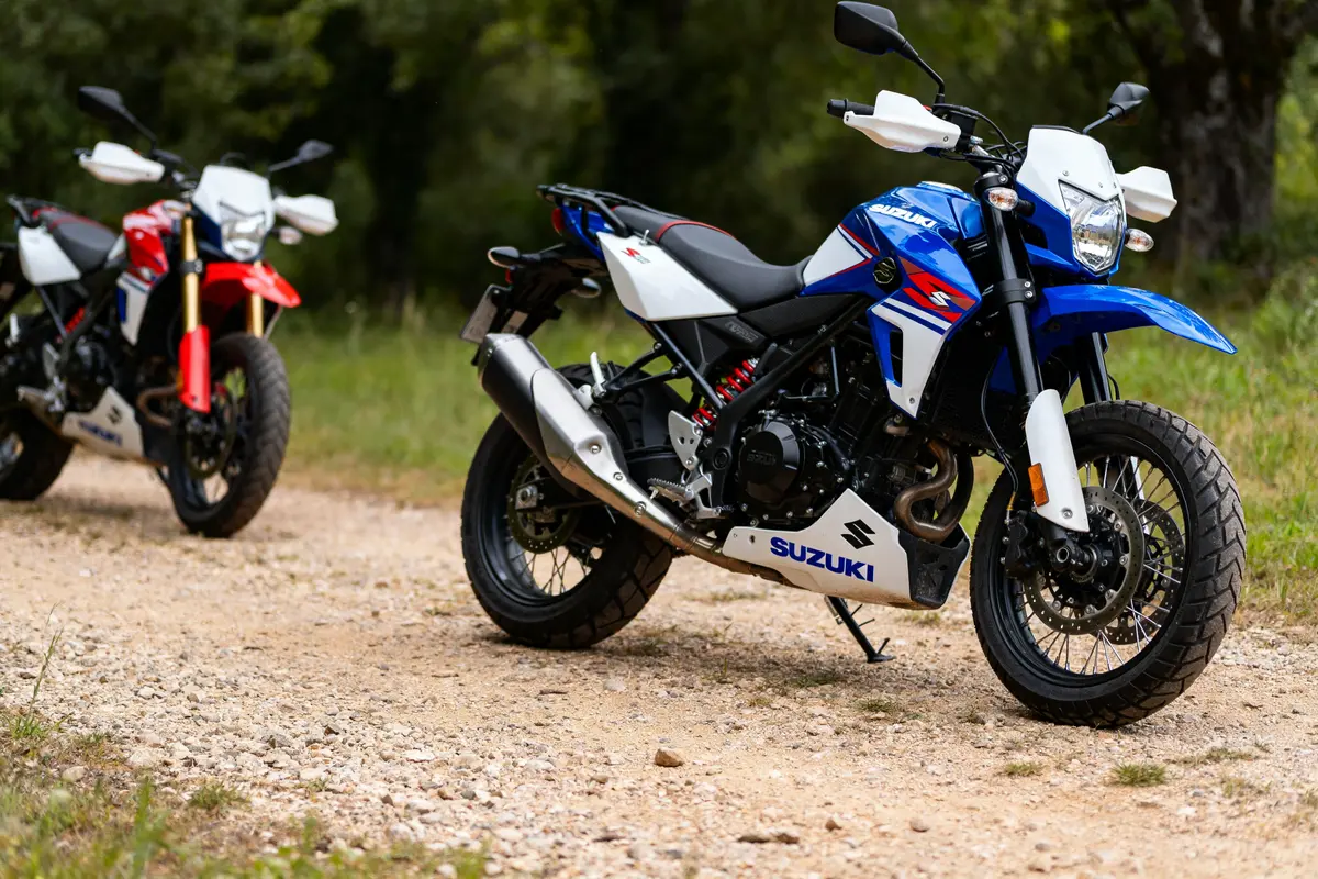 Deux motos Suzuki sur un chemin, modèles disponibles en France