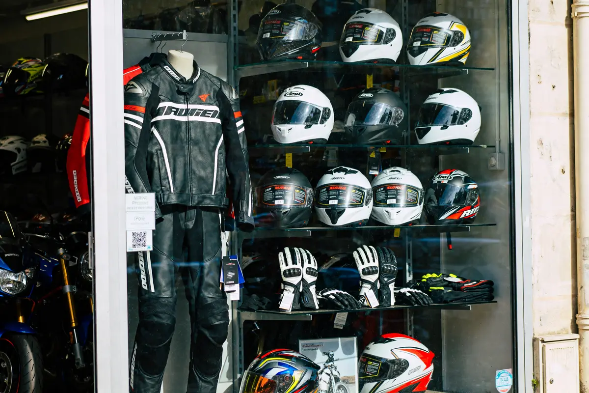 Vitrine de magasin d'accessoires pour pack moto à Montreuil avec casques et combinaisons
