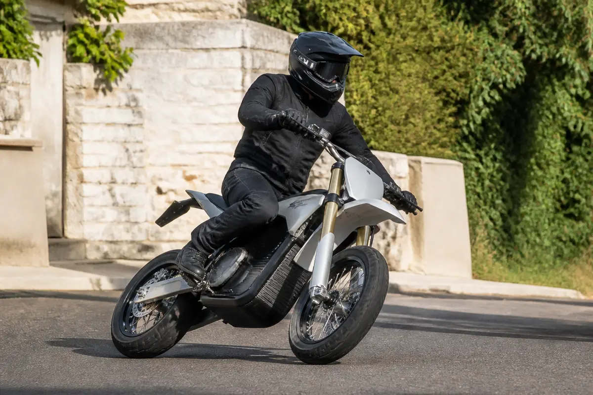 Stark moto supermotard : Tout-terrain, sportive & électrique