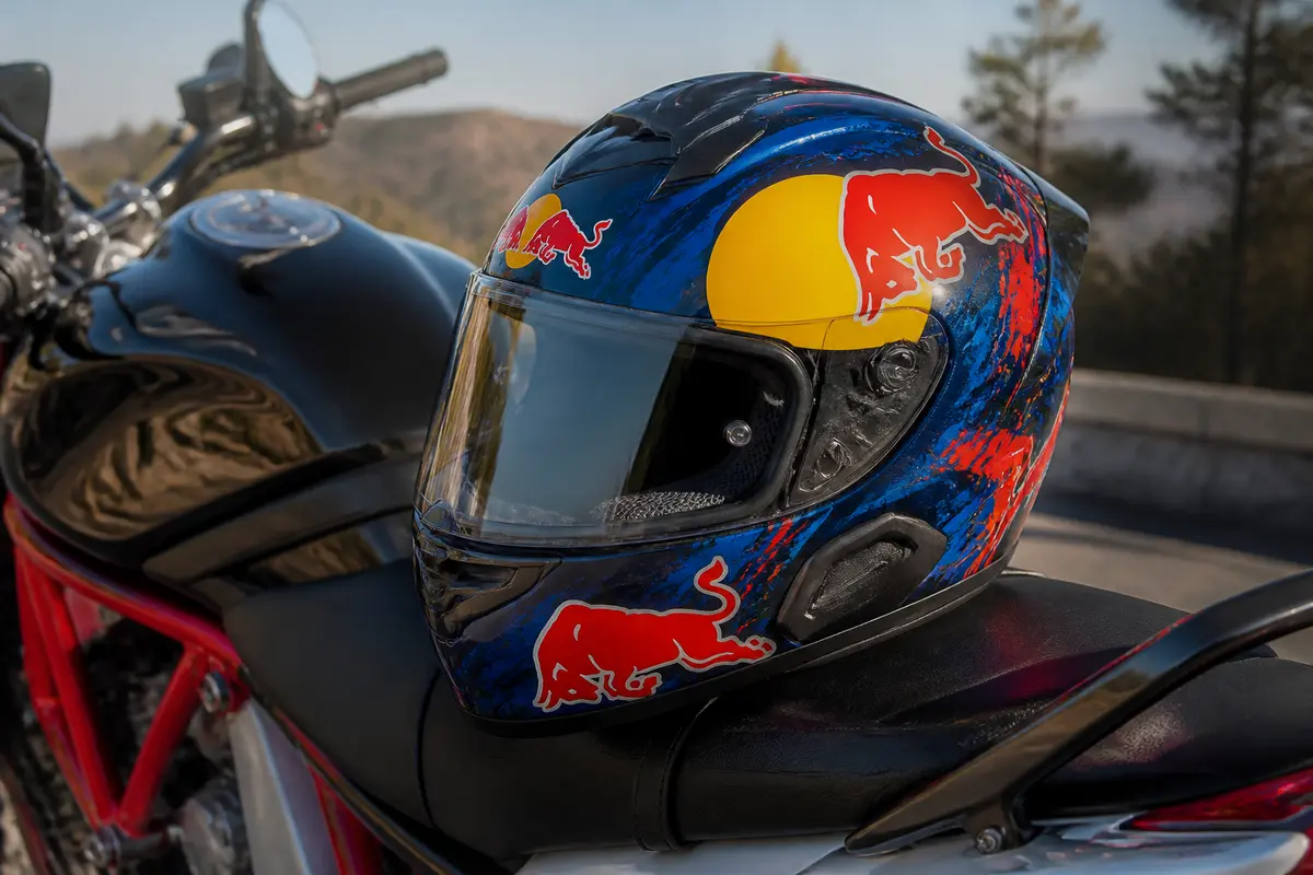 Casque moto Red Bull : Découvrez le HJC RPHA 12 racing !